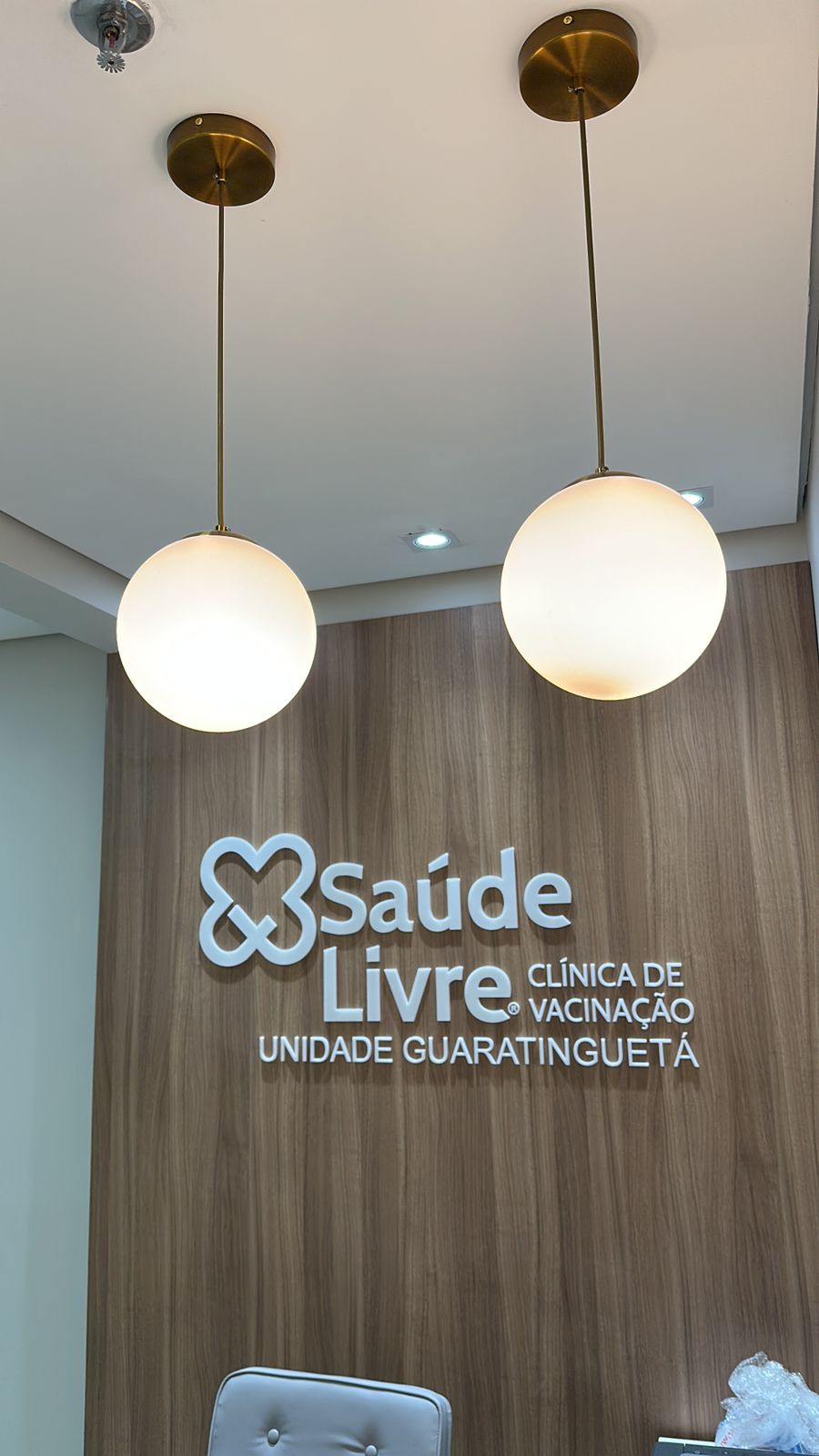 Parede da Saúde Livre Guaratinguetá com logotipo e luminárias